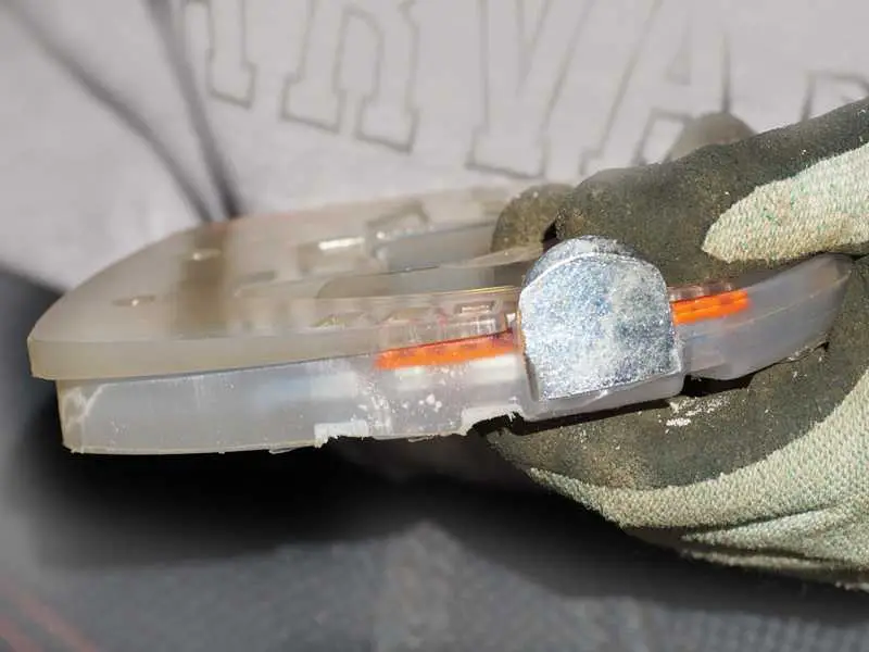 cuña en una herradura de poliuretano con núcleo y pestañas laterales