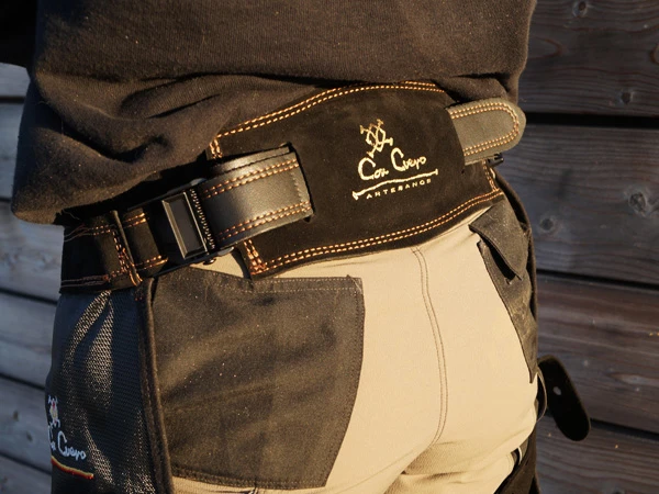 En la imagen se ve el cinturón ergonómico acolchado del delantal para herrador Con Cuero.