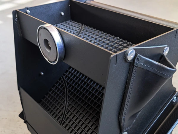 Ein praktischer leistungsstarker Magnet erleichtert das Arbeiten. Wichtige Werkzeuge sind immer griffbereit.