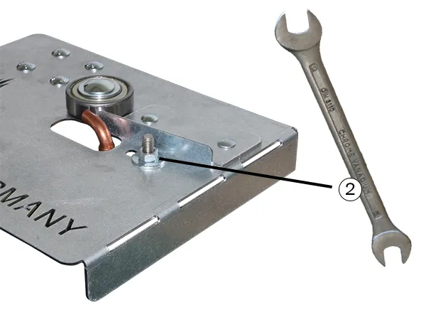 Image d’information sur le positionnement correct du décapeur thermique dans la plaque de soudage à l’aide d’une clé plate double.