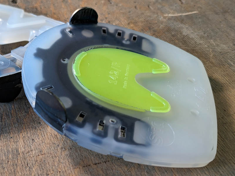 The sole protector in the horseshoe - close-up view of the click system from the hoof side.