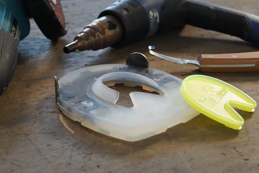 Équipement pour fermer la zone de la sole du fer et mieux protéger la sole du sabot. On voit un Duplo Basic, un protecteur de sole jaune, une rénette, une meuleuse et un décapeur thermique Steinel.