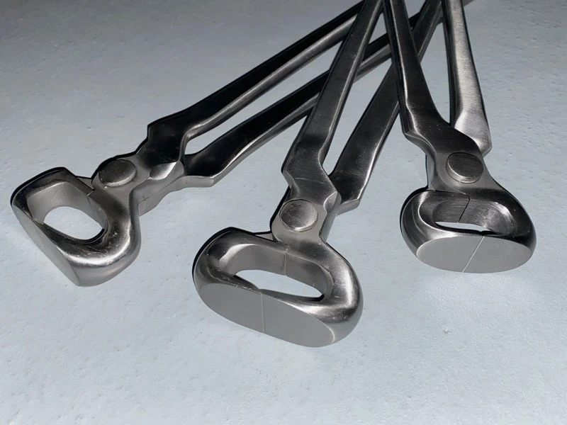 Tres modelos de tenazas de corte de Wolf Busch sobre una superficie clara.