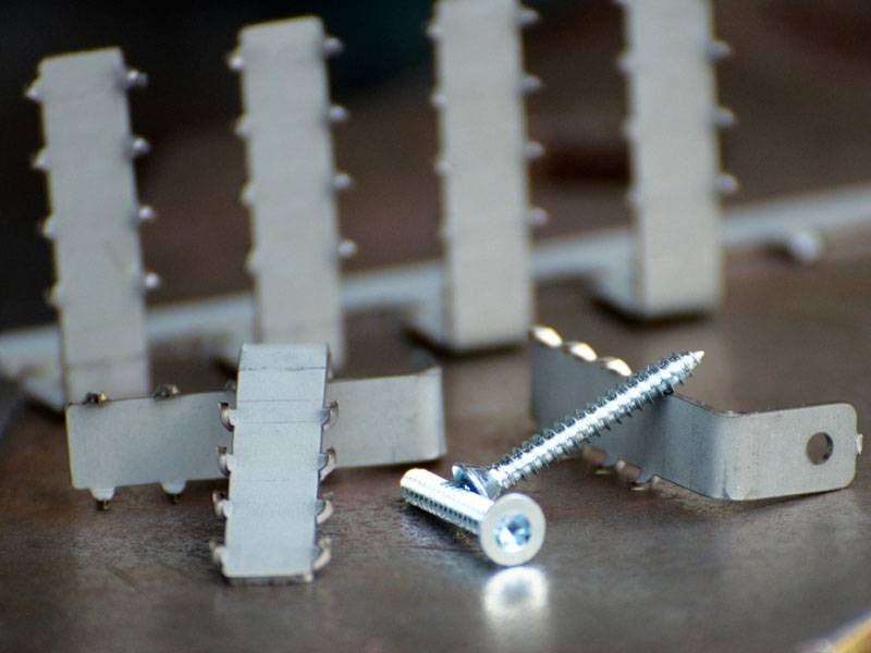 cast hooks and screws for a hoof cast