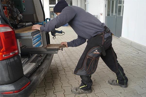 El modelo Olympic de Con Cuero en negro, llevado por un herrador profesional.