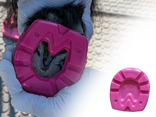 Una herradura para poni de color rosa modificada en la zona de la suela del casco y pegada al casco de un poni. La profesional del recorte de cascos está pegando la herradura al casco. Al lado se puede ver el modelo original.
