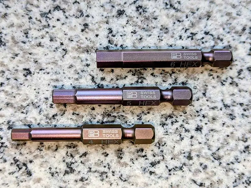 drei verschiedene Größen des PrecisionBit von Swiss Tools in der Form E 6,3 1/4 Zoll liegen auf einer Steinplatte