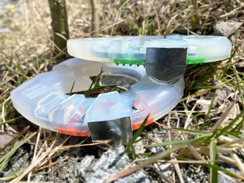 profile horseshoe in various plastic hardness levels with orange and green stud inserts – for optimal grip when riding in summer and winter