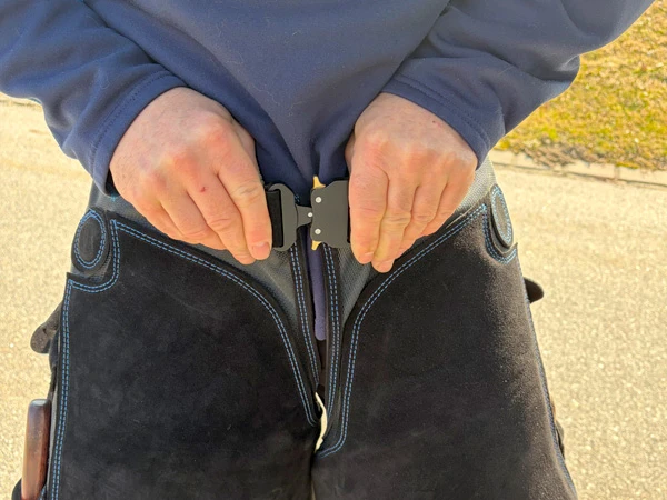 Il grembiule da maniscalco modello Auro è dotato di una pratica chiusura frontale in vita.