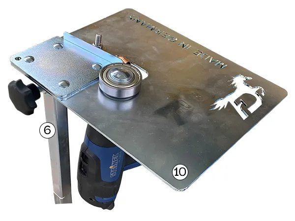 Image d’information montrant comment la plaque de soudage du dispositif de soudage doit être fixée au tube support avec le décapeur thermique et la buse réductrice.