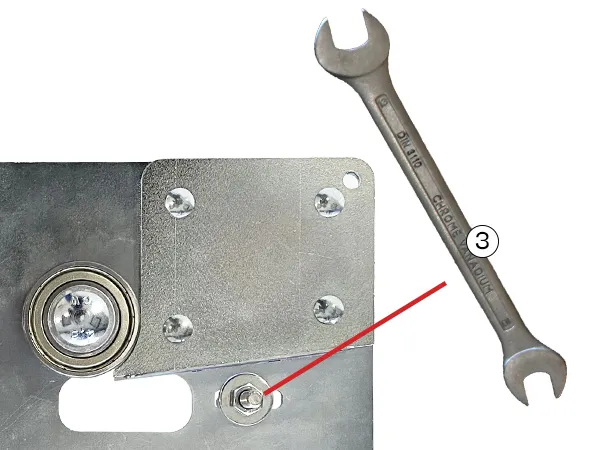 Image d’information sur le positionnement correct du décapeur thermique dans la plaque de soudage à l’aide d’une clé plate double.