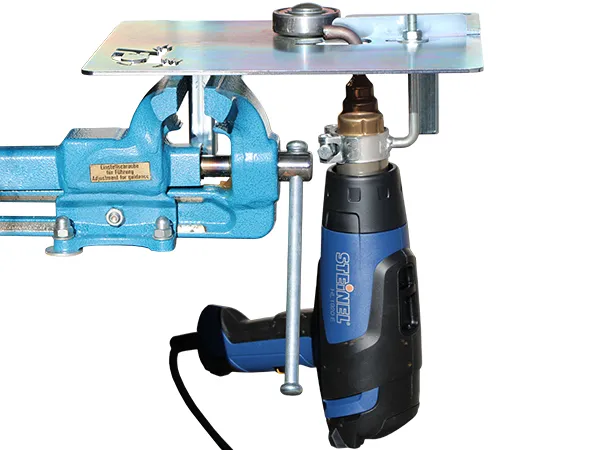 Dispositif de soudage fixé dans un étau avec appareil à air chaud Steinel et buse réductrice pour le soudage plastique.