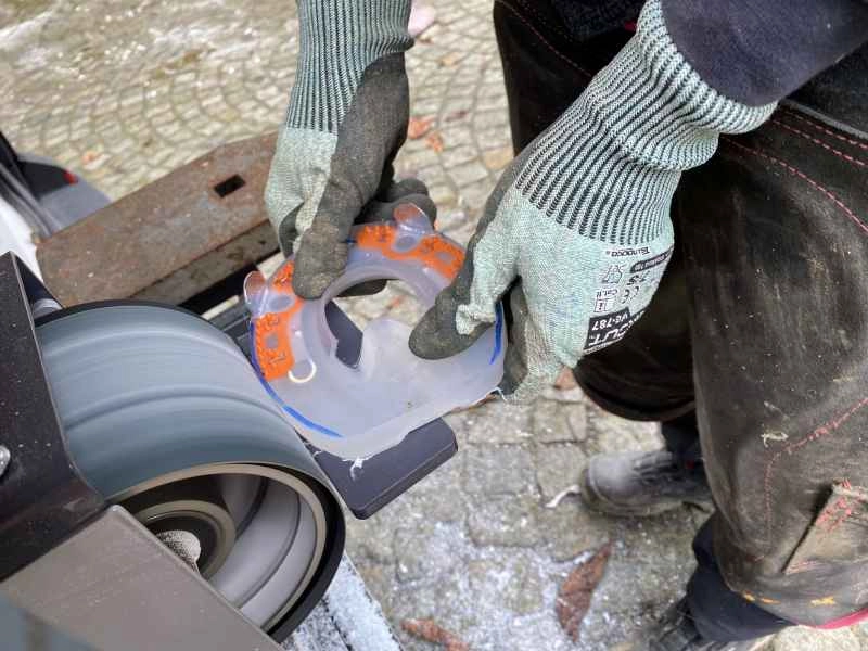 Anpassen eines alternativen Hufeisens an die Hufform mit Hilfe des Bandschleifers