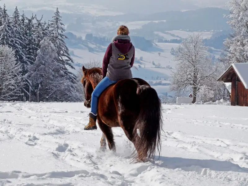 Reiterin ohne Sattel im Schnee