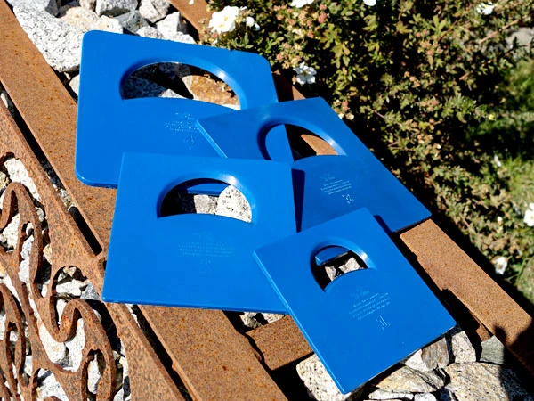 Blaue Sole Relief Pads in vier verschiedenen Größen liegen nebeneinander.