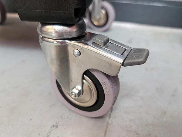 Eine der vier stabilen Rollen ist mit einer Feststellbremse versehen. Ein ungewolltens Wegrollen wird somit verhindert.