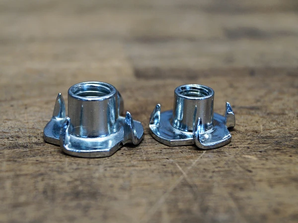 Boulons pour crampons permettant d'équiper manuellement un fer avec barre en plastique pour l'utilisation de crampons en M8 et M10.