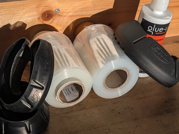 Zwei verschiedene Stretchfolien liegen nebeneinander. Daneben auf einer Seite ein turfcord&reg; auf der anderen Seite ein GluShu und Shubond.