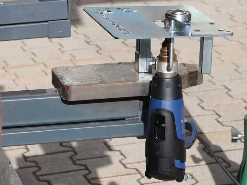 dispositif avec appareil à air chaud pour protection des sabots adhésive serré dans l'enclume