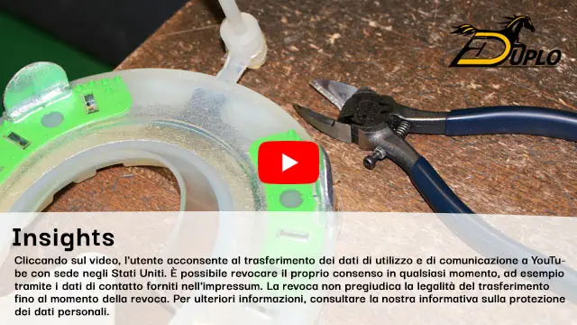 un ferro di cavallo composito appena prodotto e una tanglia appoggiata sul banco di lavoro