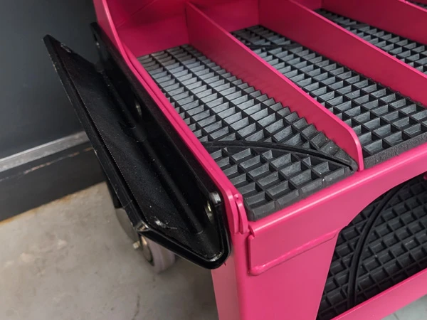 Ein Raspelhalter erleichtert die Ablage der Hufraspel während der Arbeit.