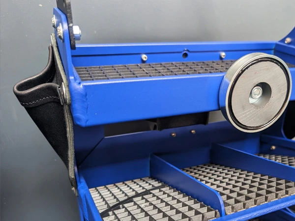 Der Werkzeugwagen Air von Blacksmith ist mit einer seitlichen Ledertasche zur Aufbewahrung von Messern ausgestattet.