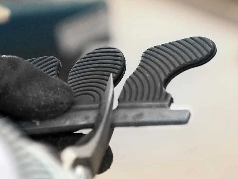 Durchschneiden einer Wolf-Busch-Klebelasche