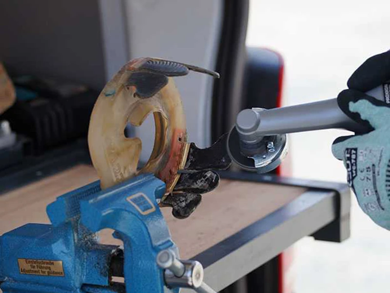 Abschleifen der Kleberreste von den Wolf-Busch-Klebelaschen